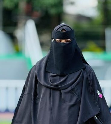 Tulip gown Embroidery - Image 5